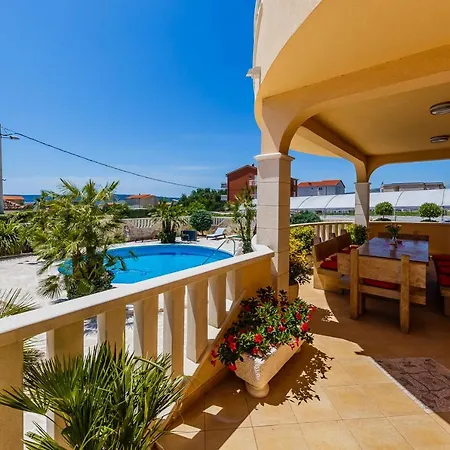 Luxury Two Lions With Heated Pool Vila *