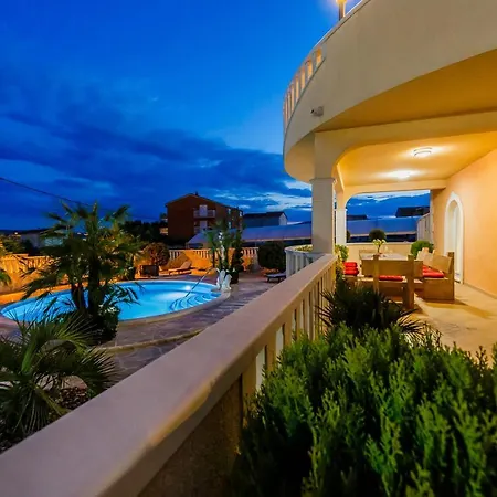 Luxury Two Lions With Heated Pool Kaštela