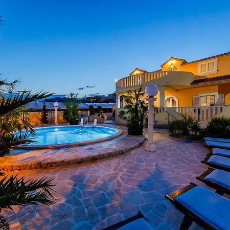 Luxury Two Lions With Heated Pool *