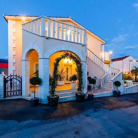 Luxury Two Lions With Heated Pool Vila Kaštela
