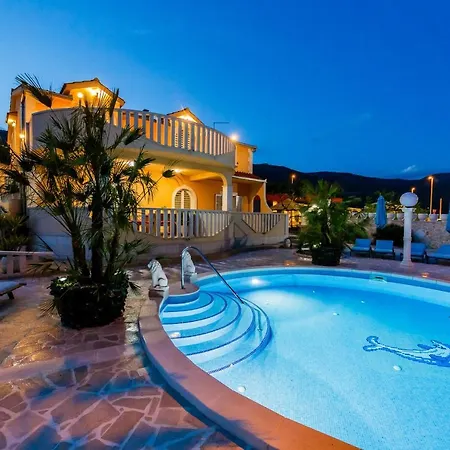 Luxury Two Lions With Heated Pool * Kaštela