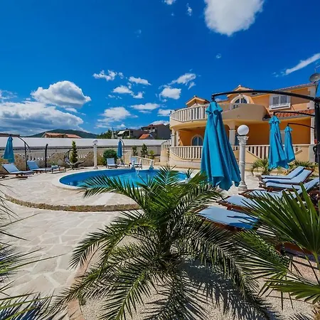 Luxury Two Lions With Heated Pool Vila *