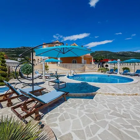 Luxury Two Lions With Heated Pool *