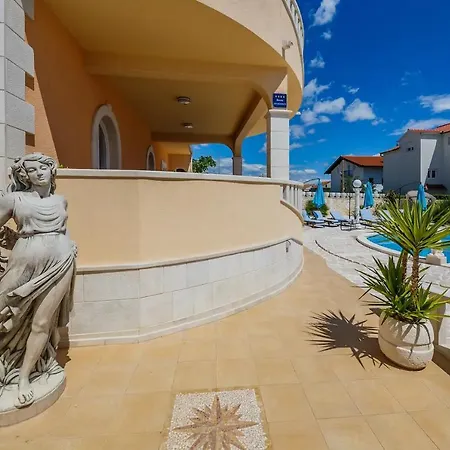 Luxury Two Lions With Heated Pool Vila