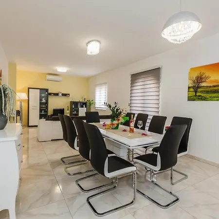 Villa Luxury Two Lions With Heated Pool *
